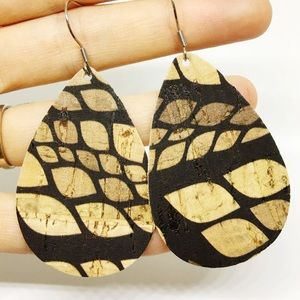 Leaf pattern teardrop cork earrings